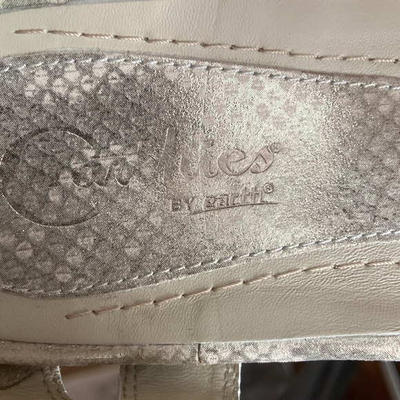 Earthies Ponza T-Strap PONZA Off- White Metallic  Leather Strap Sandals Shoes 9B - Picture 7 of 8